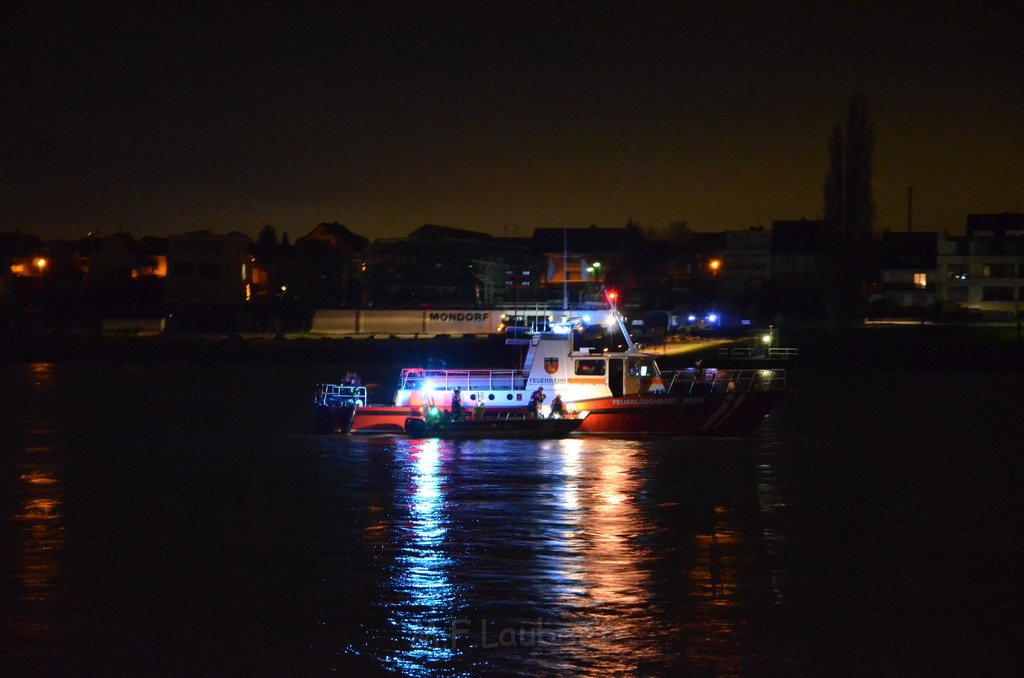 Einsatz BF Koeln PKW im Rhein Mondorf Hersel P024.JPG